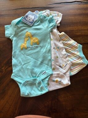 Gerber Onesies Aqua, Yellow & White Giraffe 3-Pack Baby Bodysuits